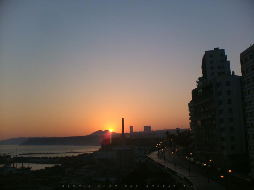 ORAN 2005 UN LEVER DE SOLEIL DEPUIS LE FRONT DE MER.JPG